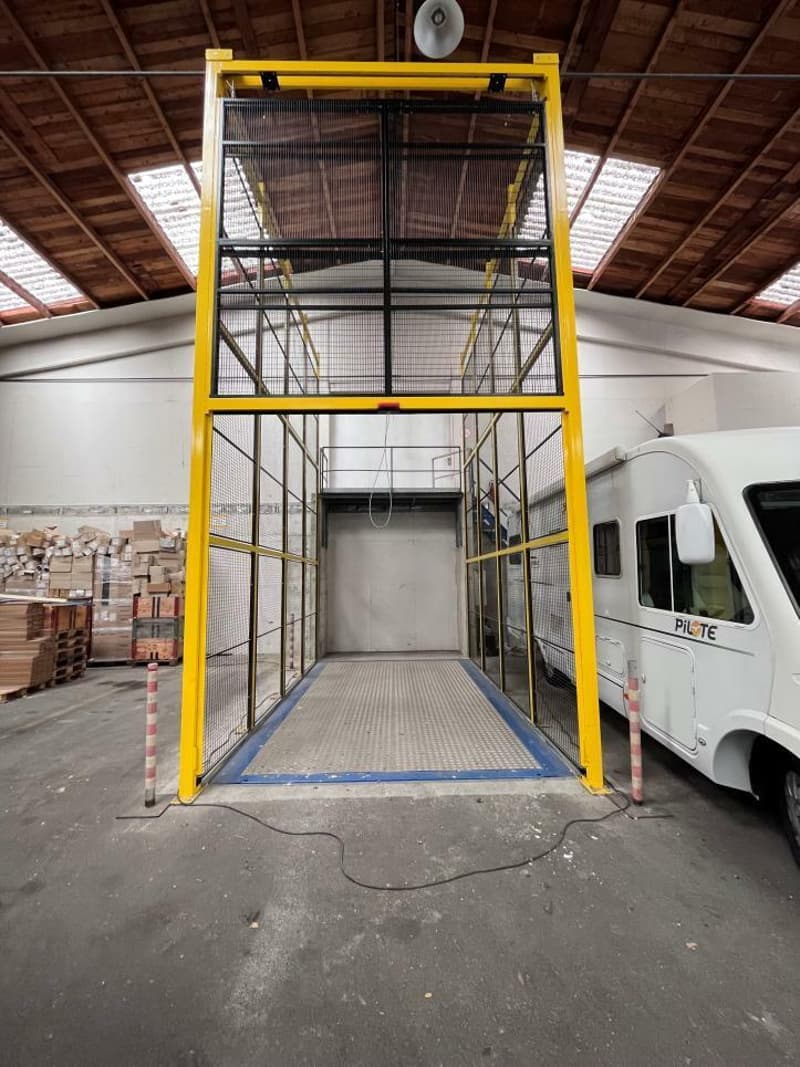 Spacious industrial hall divisible into a mezzanine (7)