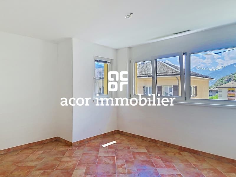 Spacious 3.5-room apartment in the heart of Sion city! (2)