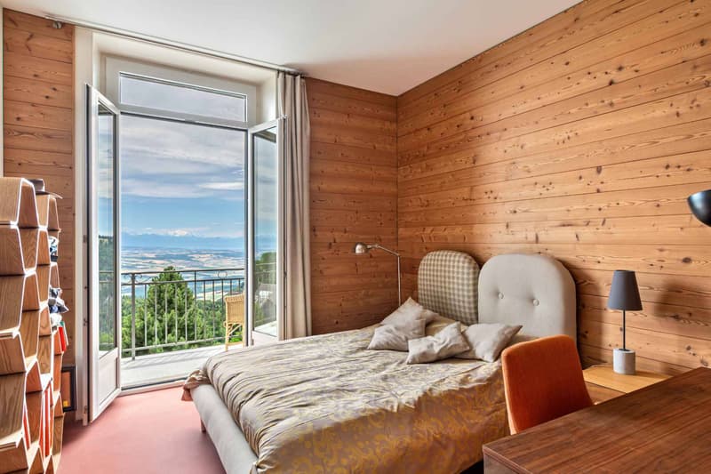 Chambre à coucher avec balcon et vue sur les Alpes