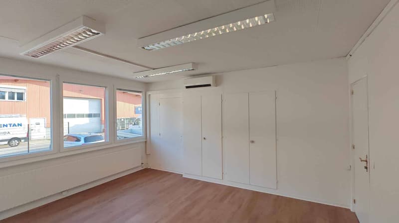 4ème salle avec armoires murales et climatiseur