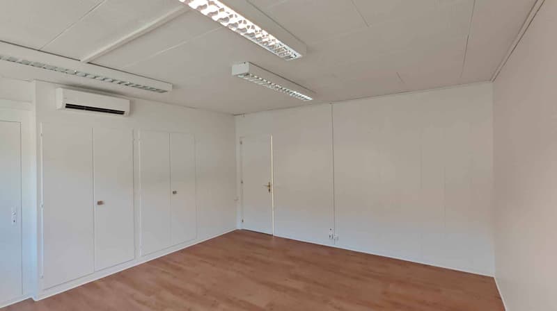 4ème salle avec armoires murales et climatiseur
