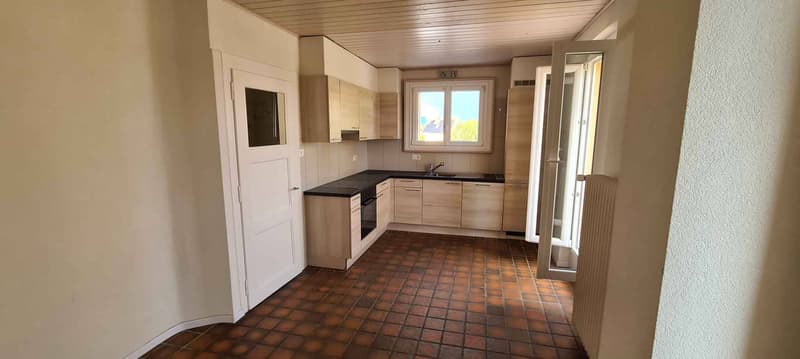 À louer  Spacieux appartement de 4 pièces avec conciergerie à repourvoir (6)