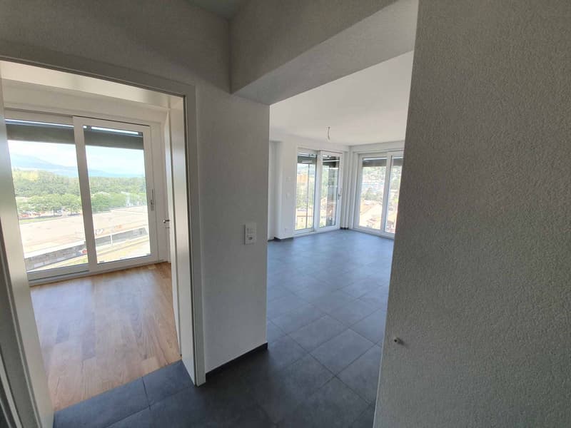 vue sur chambre et séjour depuis l'entrée