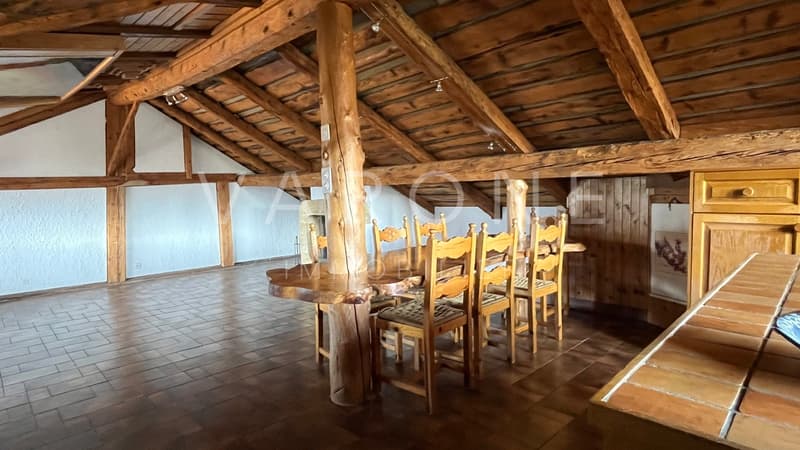 Séjour / Coin à manger de l'appartement de 4.5 pces en duplex