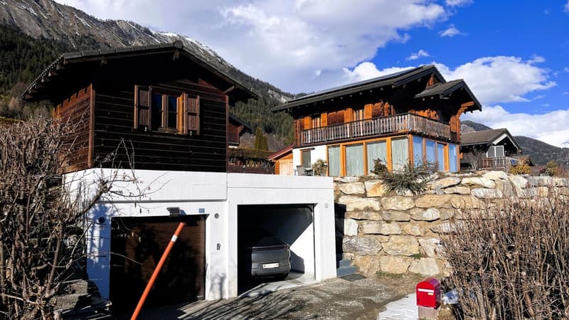Vue d'ensemble, mazot, garages et chalet