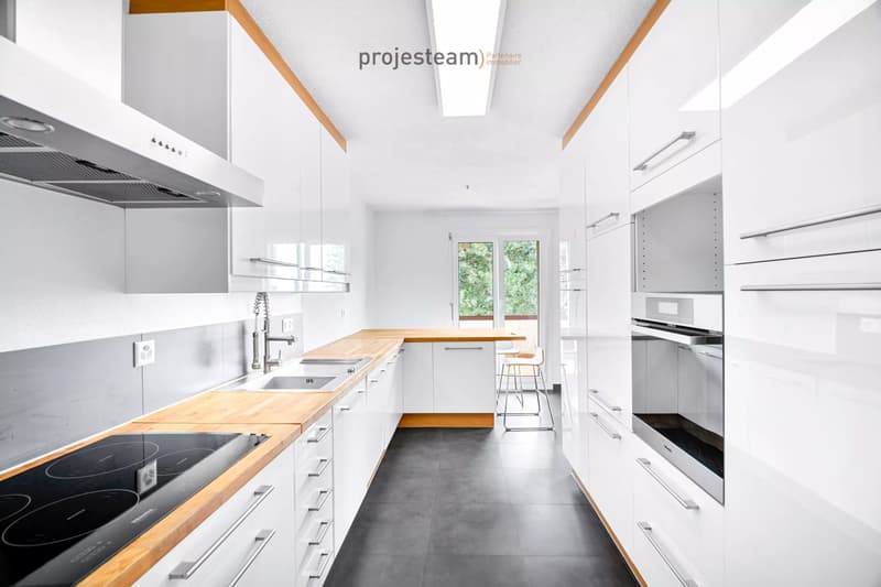 Appartamento con camino, ristrutturato con cura, ampio balcone a sud, in un ambiente verde e familiare (2)