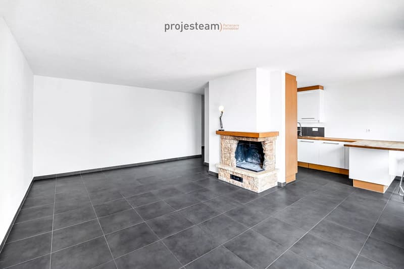 Appartamento con camino, ristrutturato con cura, ampio balcone a sud, in un ambiente verde e familiare (6)