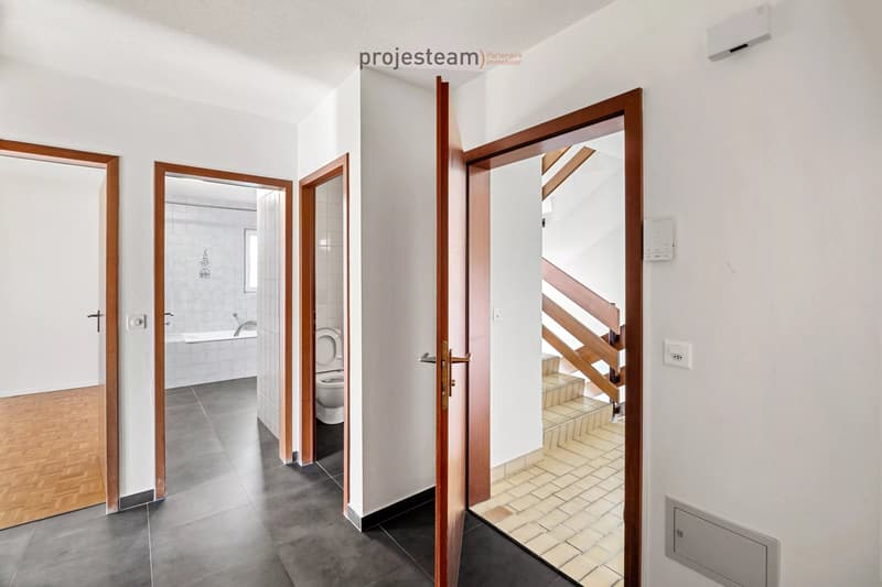Appartamento con camino, ristrutturato con cura, ampio balcone a sud, in un ambiente verde e familiare (12)