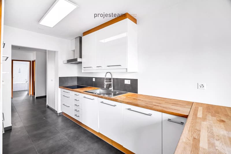 Appartamento con camino, ristrutturato con cura, ampio balcone a sud, in un ambiente verde e familiare (4)