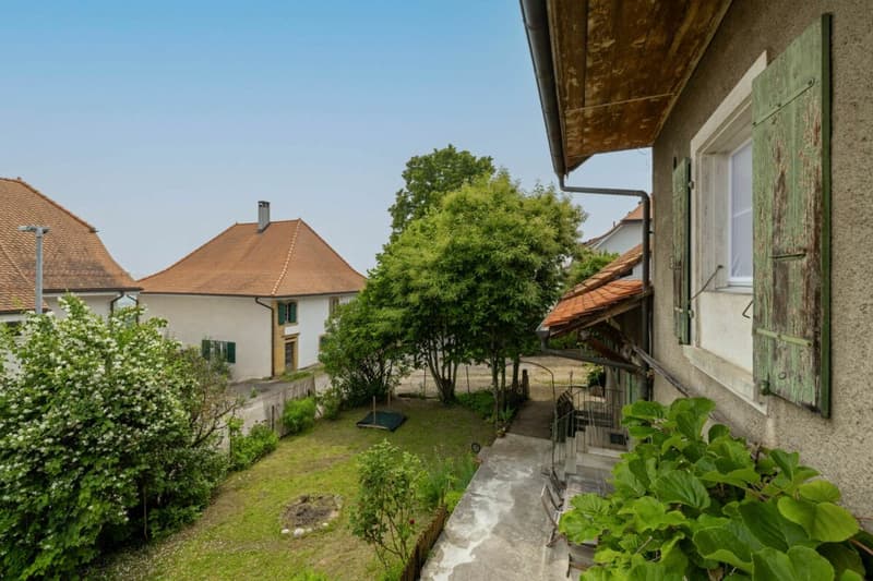 An 820 m² farm building with 3 apartments and 2 partially renovated barns, 8 km from Avenches and 25 km from Neuchâtel and Fribourg. (6)