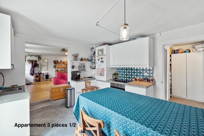 An 820 m² farm building with 3 apartments and 2 partially renovated barns, 8 km from Avenches and 25 km from Neuchâtel and Fribourg. (14)