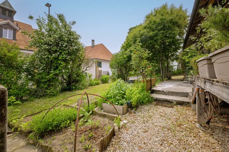 An 820 m² farm building with 3 apartments and 2 partially renovated barns, 8 km from Avenches and 25 km from Neuchâtel and Fribourg. (61)