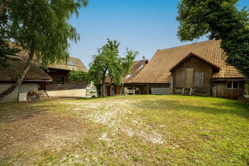 An 820 m² farm building with 3 apartments and 2 partially renovated barns, 8 km from Avenches and 25 km from Neuchâtel and Fribourg. (3)