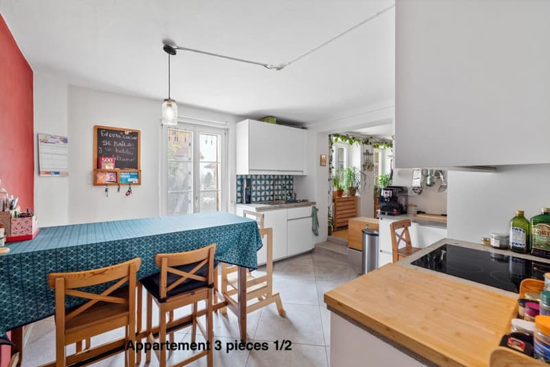 An 820 m² farm building with 3 apartments and 2 partially renovated barns, 8 km from Avenches and 25 km from Neuchâtel and Fribourg. (12)
