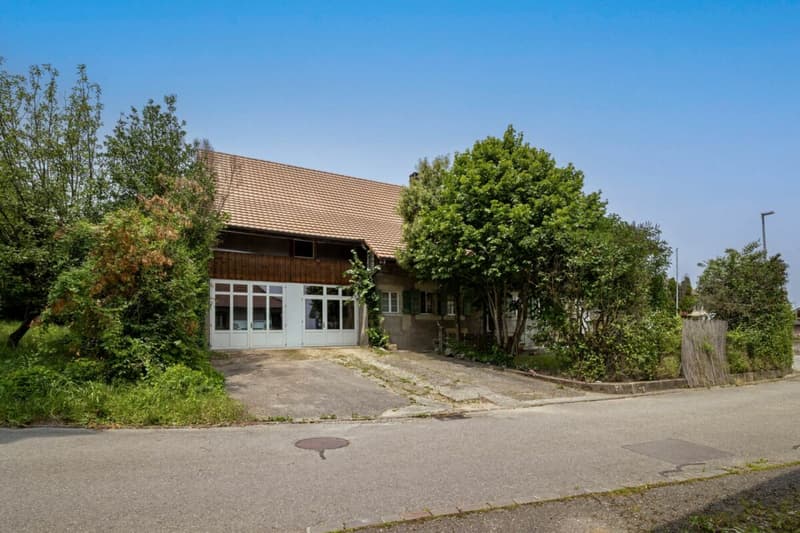 An 820 m² farm building with 3 apartments and 2 partially renovated barns, 8 km from Avenches and 25 km from Neuchâtel and Fribourg. (5)