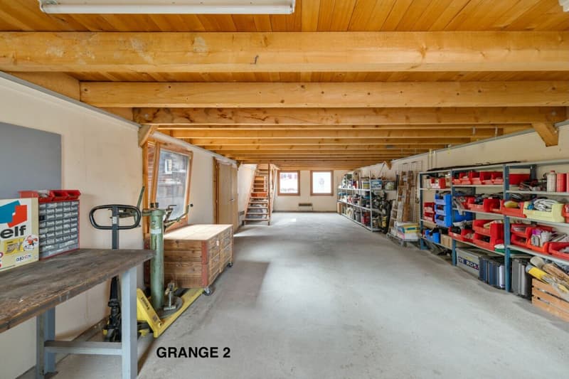 An 820 m² farm building with 3 apartments and 2 partially renovated barns, 8 km from Avenches and 25 km from Neuchâtel and Fribourg. (50)