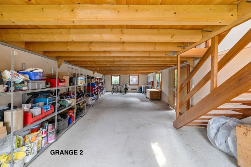 An 820 m² farm building with 3 apartments and 2 partially renovated barns, 8 km from Avenches and 25 km from Neuchâtel and Fribourg. (51)