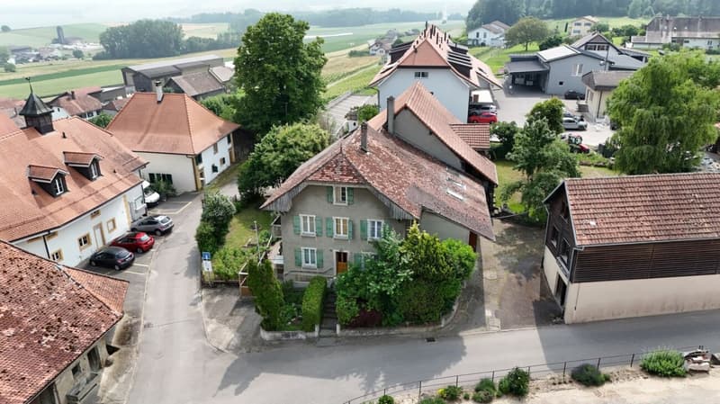 An 820 m² farm building with 3 apartments and 2 partially renovated barns, 8 km from Avenches and 25 km from Neuchâtel and Fribourg. (60)