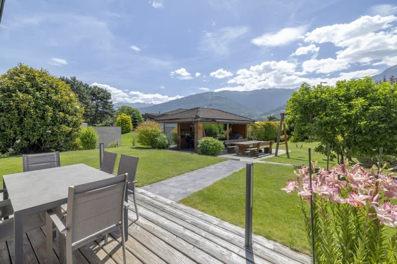 Splendide villa 6 pièces 1/2 de 297 m2 avec un magnifique extérieur (34)