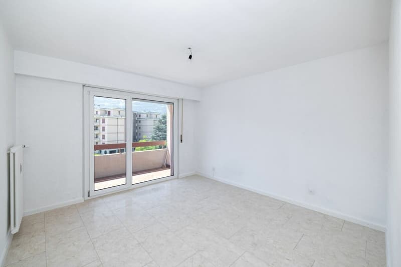 Lumineux appartement de 3,5 pièces rénové, offrant une surface brute de 79 m² (9)