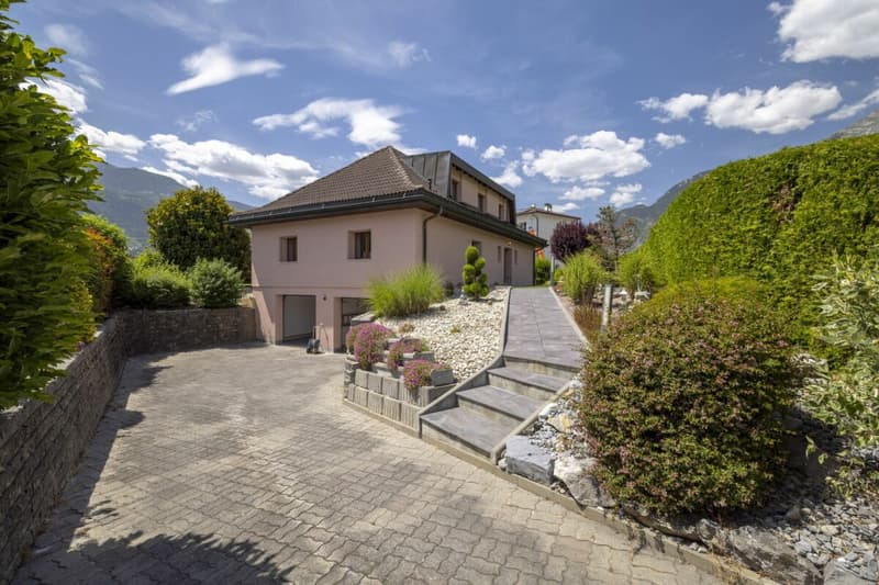 Splendide villa 6 pièces 1/2 de 297 m2 avec un magnifique extérieur (19)