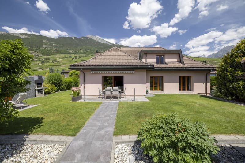Splendide villa 6 pièces 1/2 de 297 m2 avec un magnifique extérieur (2)