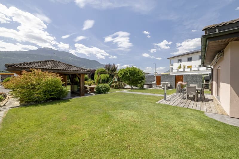 Splendide villa 6 pièces 1/2 de 297 m2 avec un magnifique extérieur (21)