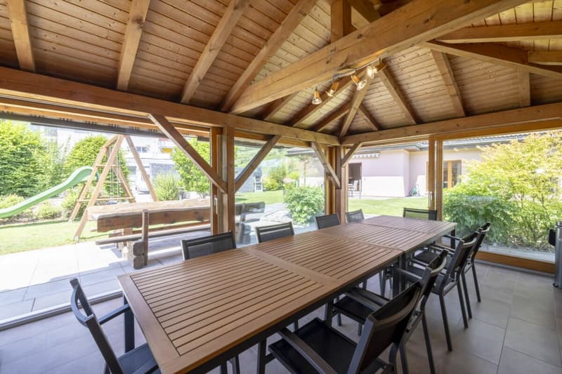 Splendide villa 6 pièces 1/2 de 297 m2 avec un magnifique extérieur (22)