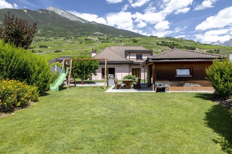 Splendide villa 6 pièces 1/2 de 297 m2 avec un magnifique extérieur (1)