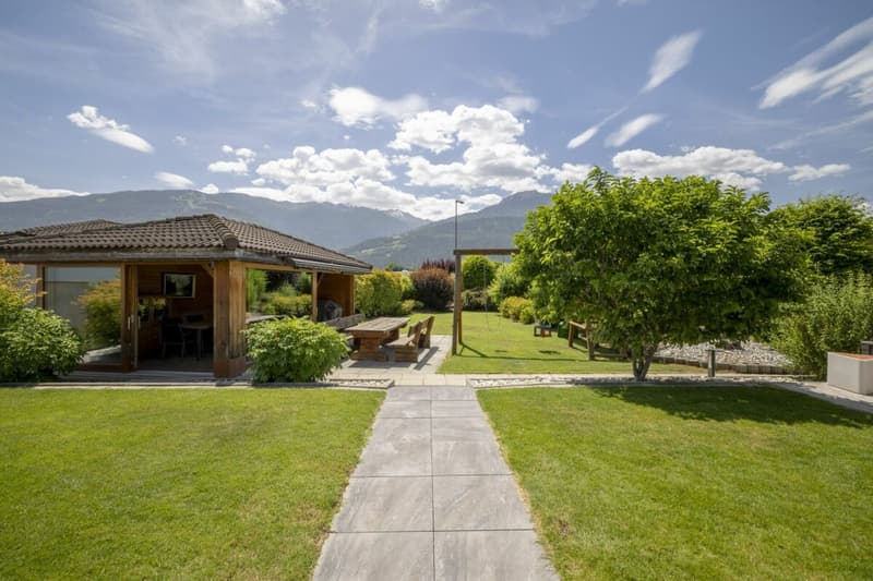 Splendide villa 6 pièces 1/2 de 297 m2 avec un magnifique extérieur (3)