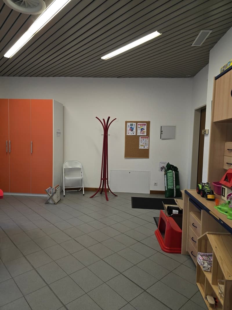 Commercial space of 60 m2 on one level with shop windows (2)
