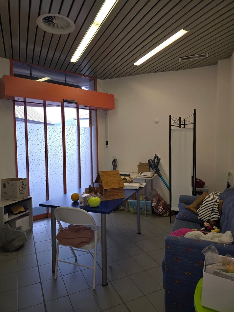 Commercial space of 60 m2 on one level with shop windows (3)
