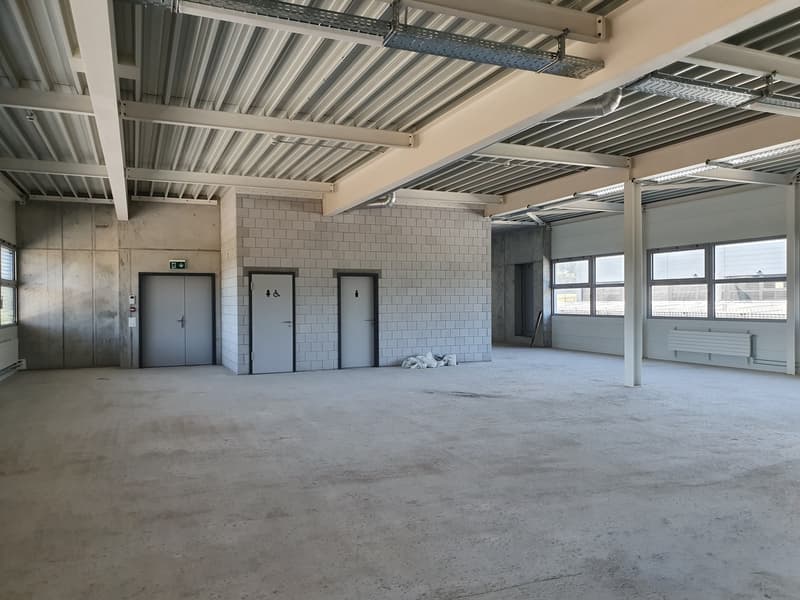 Zone Inodel - Surface commerciale/bureaux à louer de 476 m2 (3)