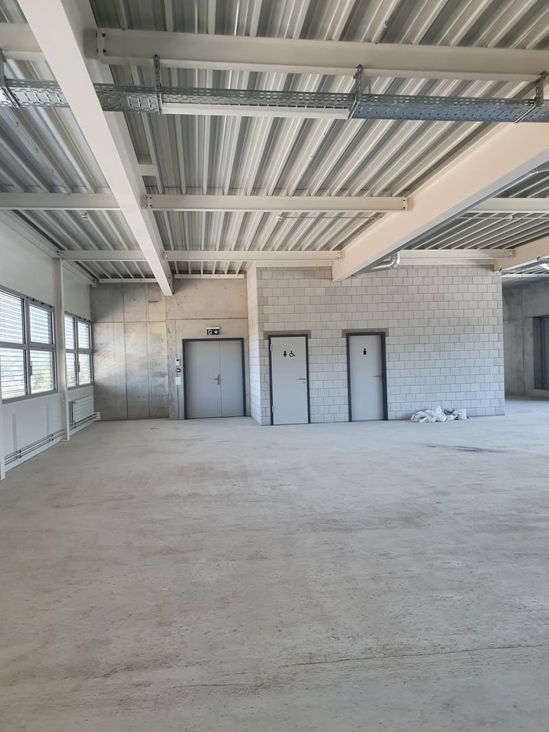 Zone Inodel - Surface commerciale/bureaux à louer de 476 m2 (2)