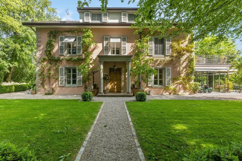 Exceptional property just two steps from the lake (3)