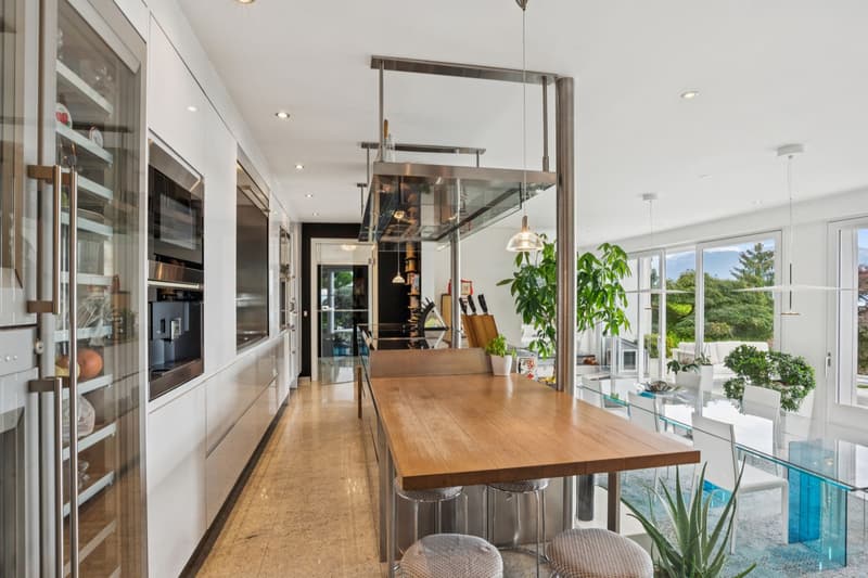 A prestige setting in the heart of a quiet neighborhood! (4)