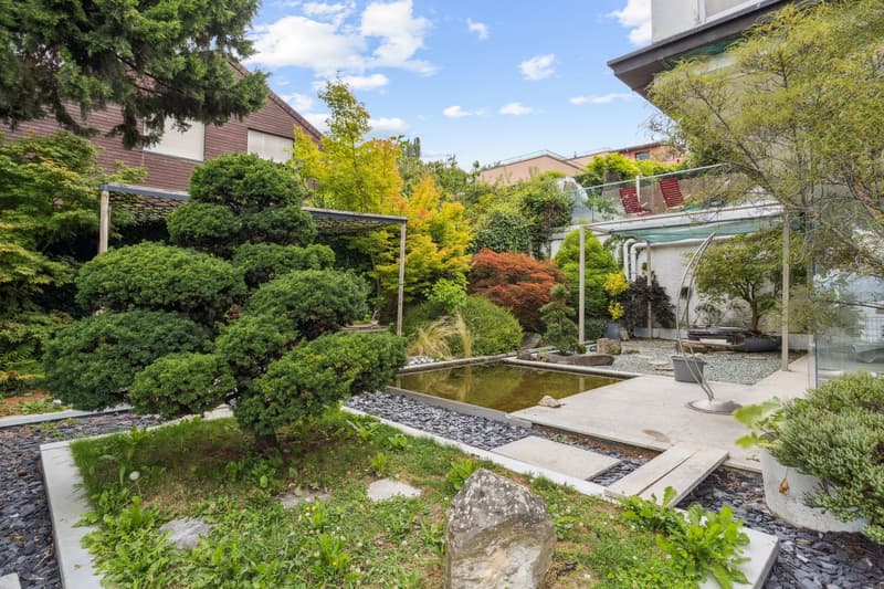 A prestige setting in the heart of a quiet neighborhood! (8)
