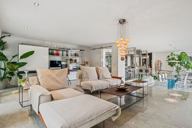 A prestige setting in the heart of a quiet neighborhood! (5)