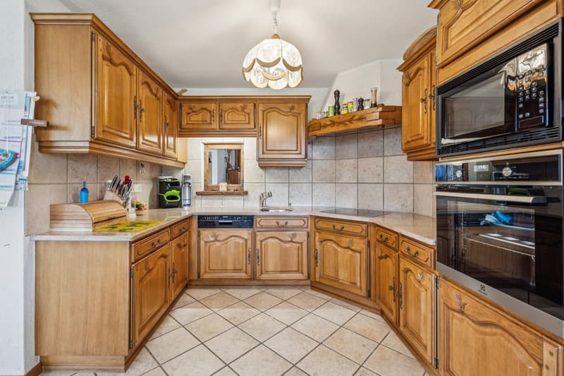 Exceptional 8-room estate with tree-lined park and pool in Montprev (11)