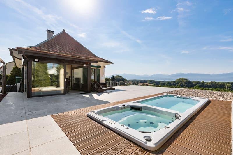 Individual villa in the heart of the vineyards with panoramic view of the lake (12)