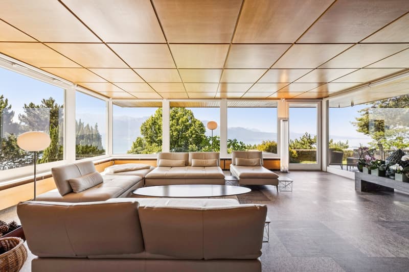 Une oeuvre architecturale suspendue entre ciel et lac (5)