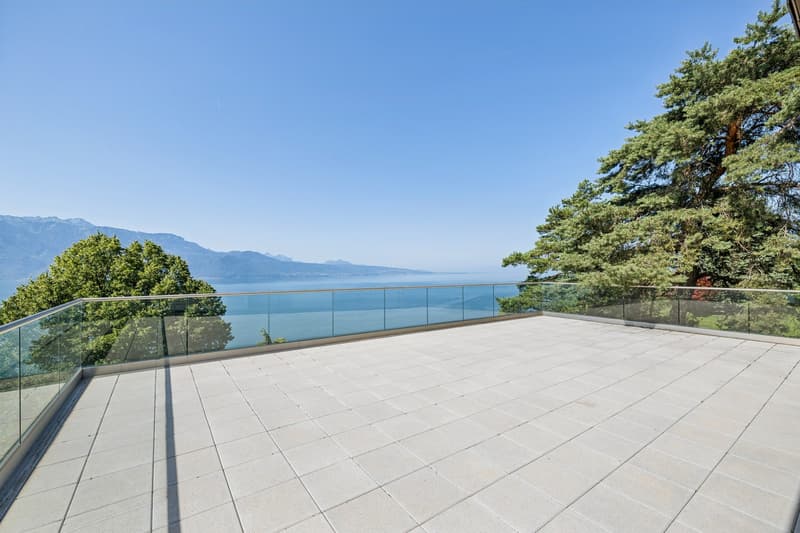 An architectural masterpiece suspended between sky and lake (12)