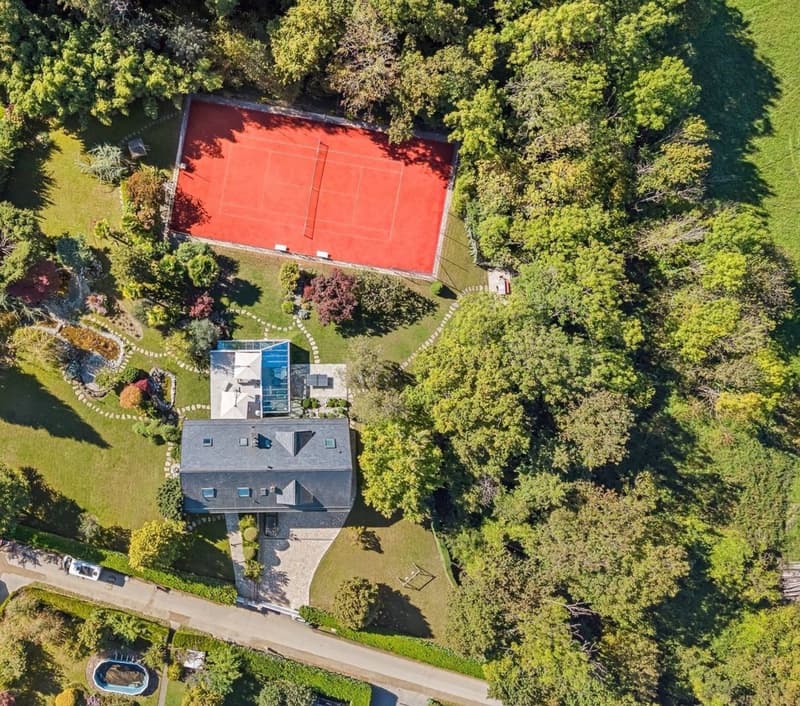 Propriété d'exception avec terrain de tennis et piscine intérieure (4)