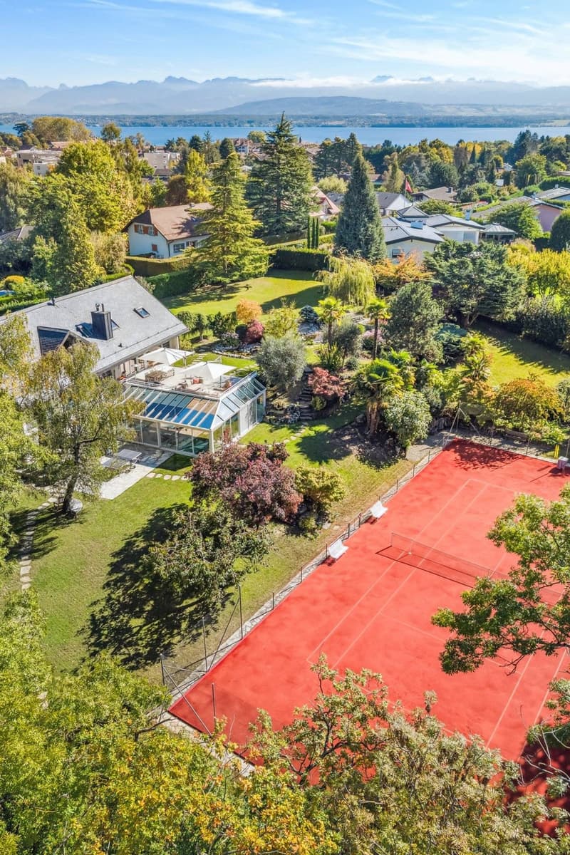 Propriété d'exception avec terrain de tennis et piscine intérieure (3)