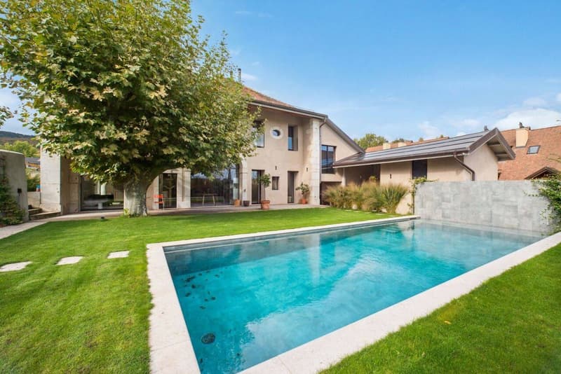Villa d'Exception aux Volumes Majestueux avec Piscine (2)