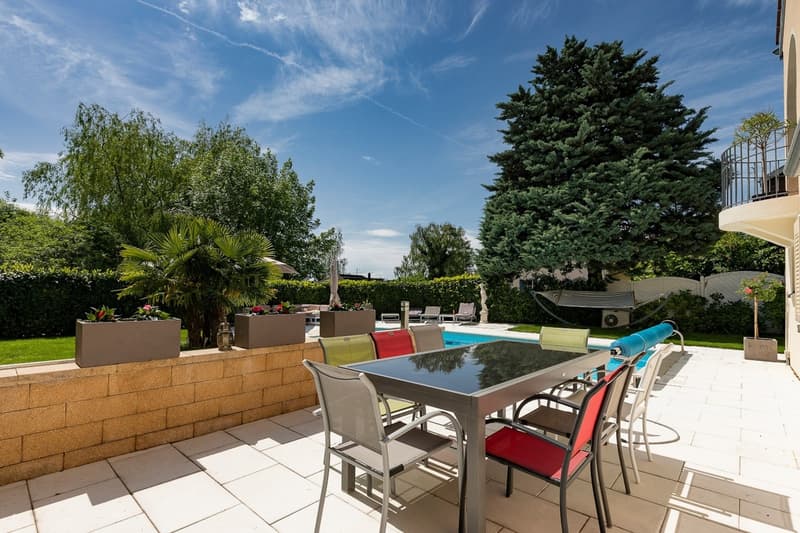 Magnifique propriété de 8.5 pièces avec grande terrasse et jardin (3)