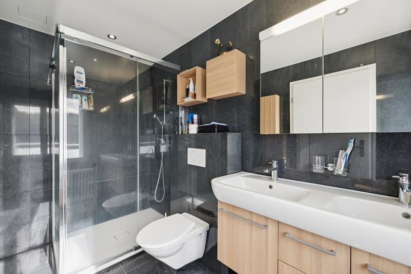 Salle de bains attenante à la chambre
