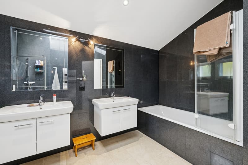 Salle de bains avec baignoire et douche