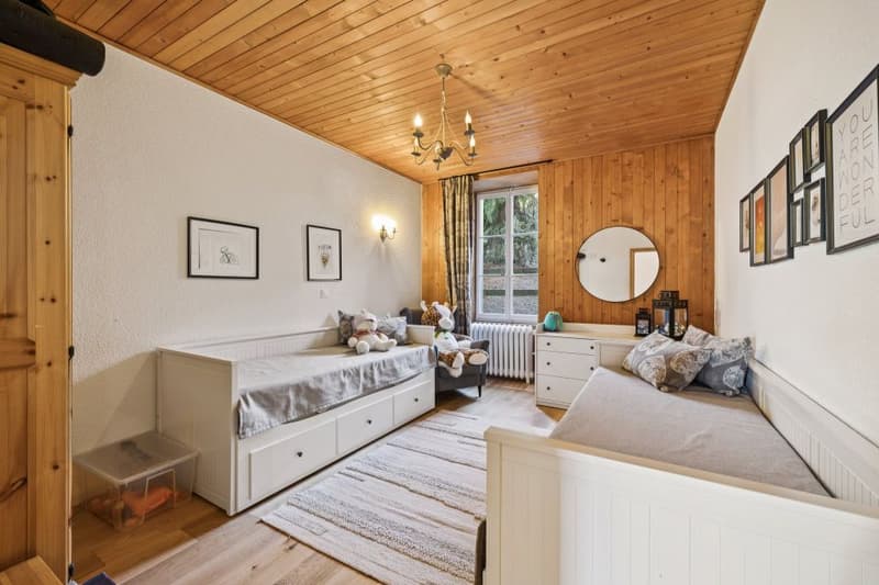 In Villars, 4-room apartment, bright, renovated, with private entrance, possibility for business (12)