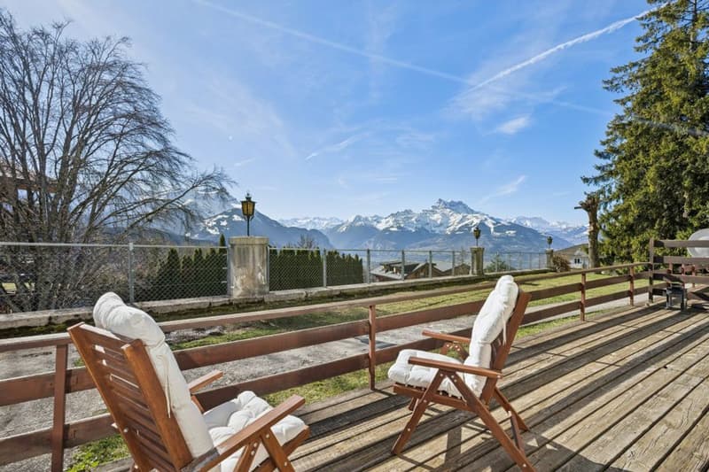In Villars, 4-room apartment, bright, renovated, with private entrance, possibility for business (3)